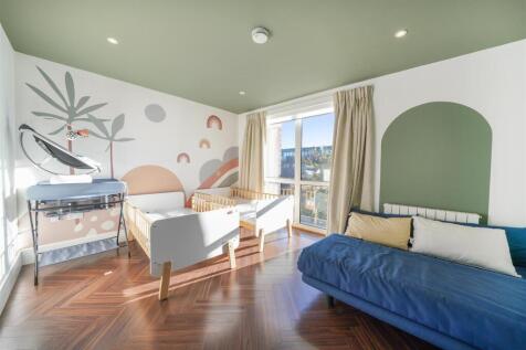 2 Sir Alexander Close - K43TtE2H4K9pchej1QXU.jpg