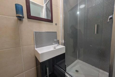 En suite to second bedroom