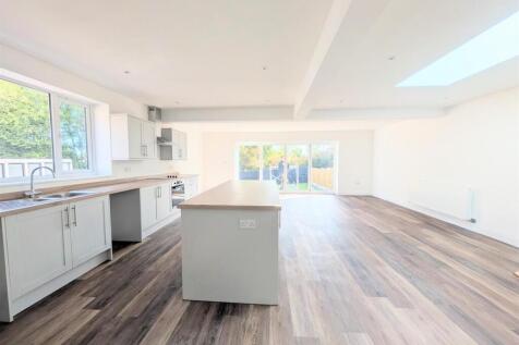 OPEN PLAN LOUNGE/KITCHEN