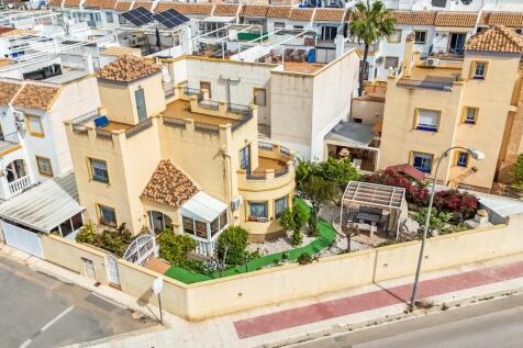 Playa Flamenca detached villa with sea views close to amenities