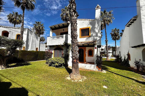 Villamartin 3 bed villa with communal pool close to la fuente CC
