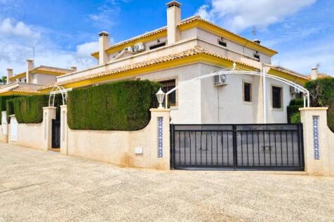 Villamartin 3 bed Quad Villa with communal pool close to Plaza.