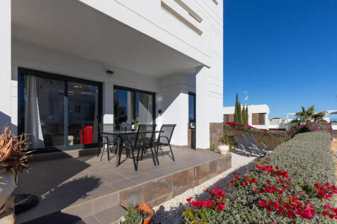 Las Ramblas Ground floor modern apartment with large garden