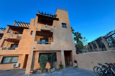 Duplex apartment in gated complex close to Villamartin Plaza