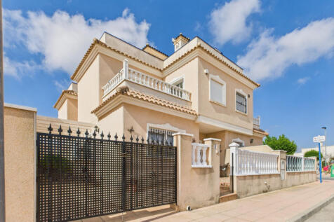 Los Alcazares Quad Villa in Euro Roda Urbanisation with communal pool