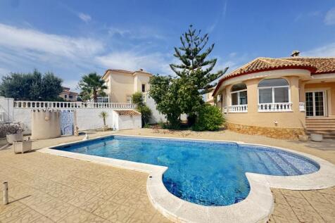 Torrestrella 3-bedroom 3-bathroom villa with private pool