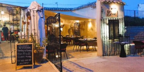 cave-restaurant-in-san-miguel-de-salinas (1)