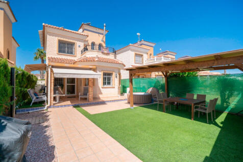 El Raso Villa with underbuild &amp; communal pool