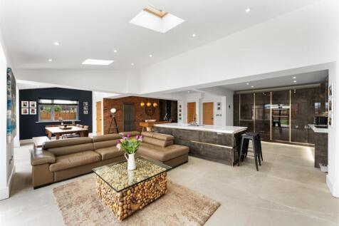 Versatile Kitchen, Living Space &amp; Home Office