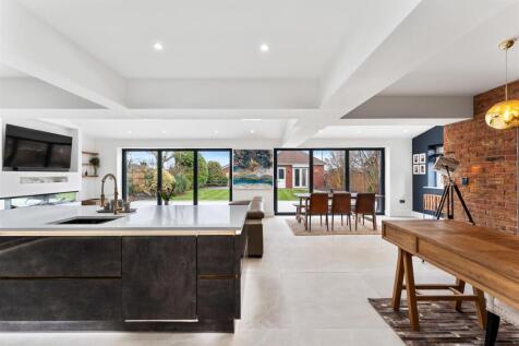 Versatile Kitchen, Living Space &amp; Home Office