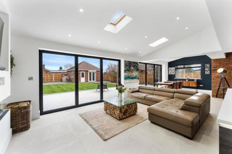 Versatile Kitchen, Living Space &amp; Home Office