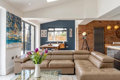 Versatile Kitchen, Living Space &amp; Home Office
