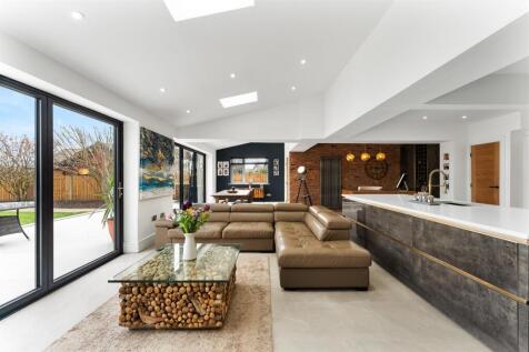 Versatile Kitchen, Living Space &amp; Home Office