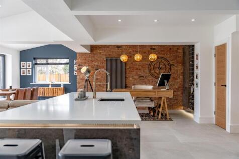 Versatile Kitchen, Living Space &amp; Home Office