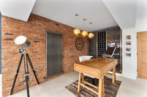 Versatile Kitchen, Living Space &amp; Home Office