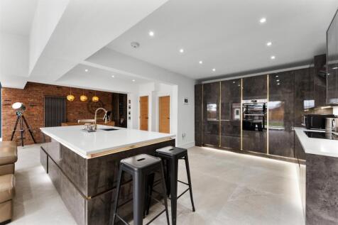 Versatile Kitchen, Living Space &amp; Home Office