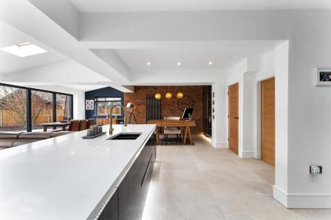 Versatile Kitchen, Living Space &amp; Home Office