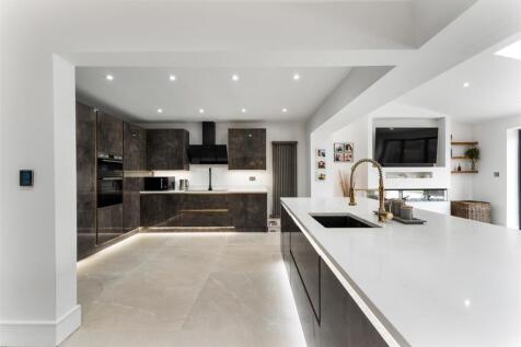 Versatile Kitchen, Living Space &amp; Home Office