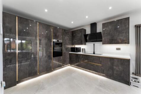 Versatile Kitchen, Living Space &amp; Home Office