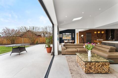 Versatile Kitchen, Living Space &amp; Home Office