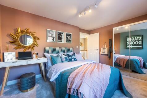 Spacious double bedroom