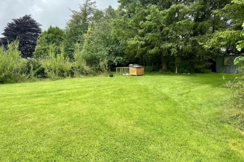 Spacious Lawned Gardens