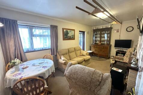 Sitting Room / Dining Room