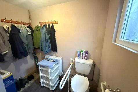 WC / Storage Cupboard