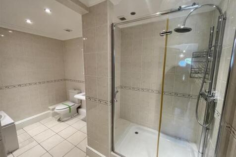 EN-SUITE FIRST ANGLE