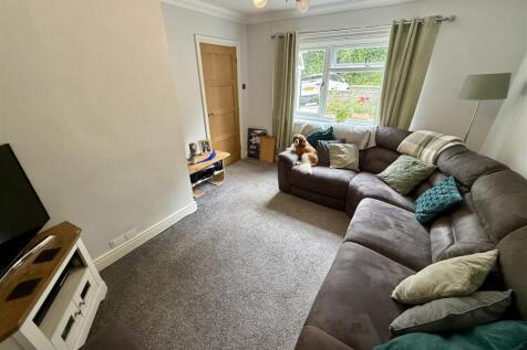 FRONT LOUNGE/ LIVING ROOM