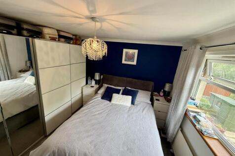 DOUBLE BEDROOM