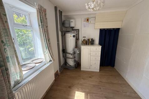 Rear Study / Bedroom 3