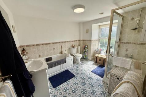EN-SUITE BATHROOM
