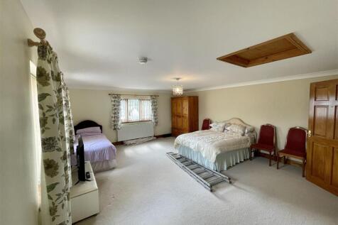 FRONT BEDROOM