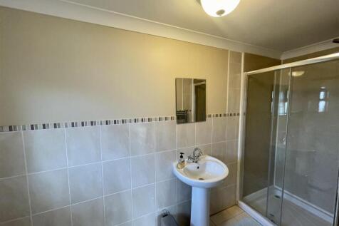 EN-SUITE TO FRONT BEDROOM