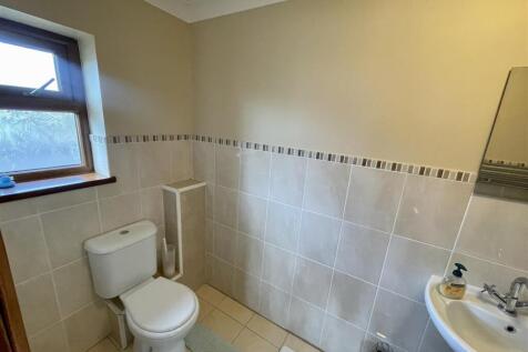 Front bedroom ensuite 2.jpeg
