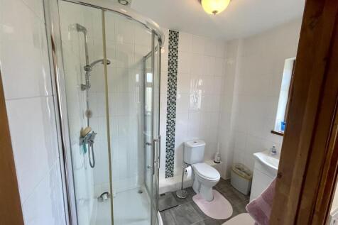 EN-SUITE TO MASTER BEDROOM