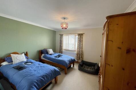 SIDE BEDROOM