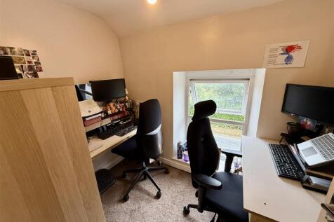 Bedroom 2 / Study