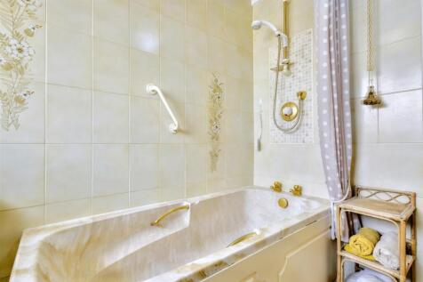 Bathroom_3.jpeg