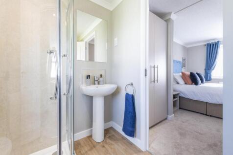 Omar-Westbury-En-Suite1-scaled.jpg