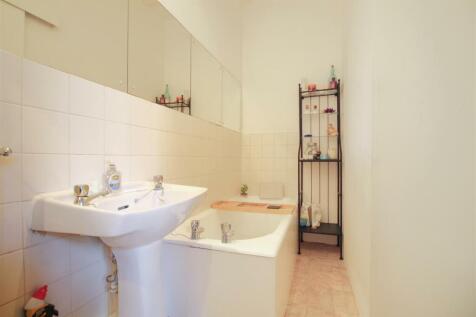 Ground Floor Master Bedroom En-Suite