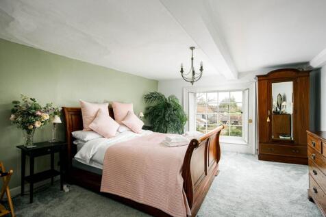 16 Bedroom.jpg