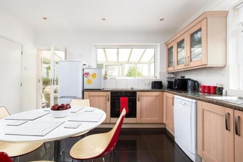Kitchen_2.jpg