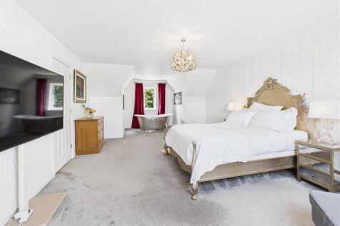 Principal Bedroom (2nd floor)