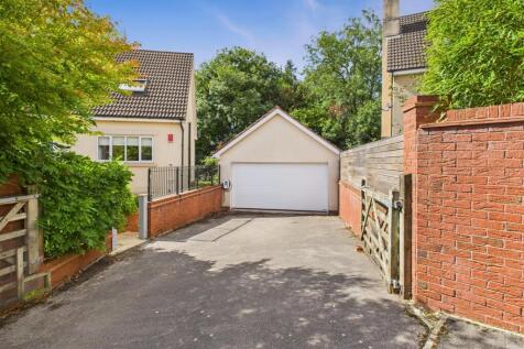 Double garage &amp; driveway