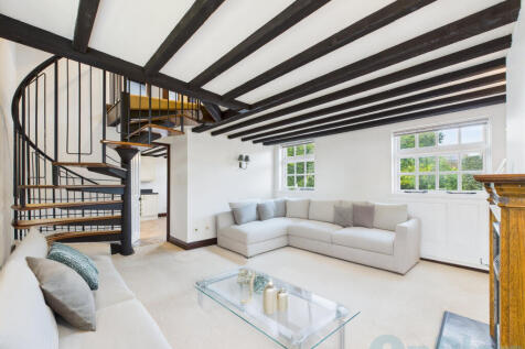 Mentomore Living room looking at stairs (1)