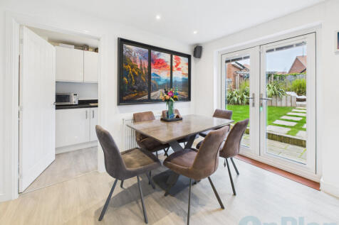 16 Wayne Gardens, Oxley dining room