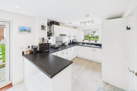 16 Wayne Gardens, Oxley Kitchen 1