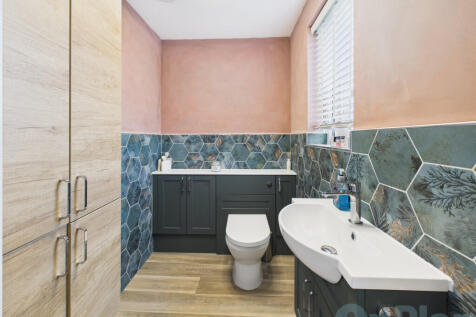 16 Wayne Gardens, Oxley downstairs wc